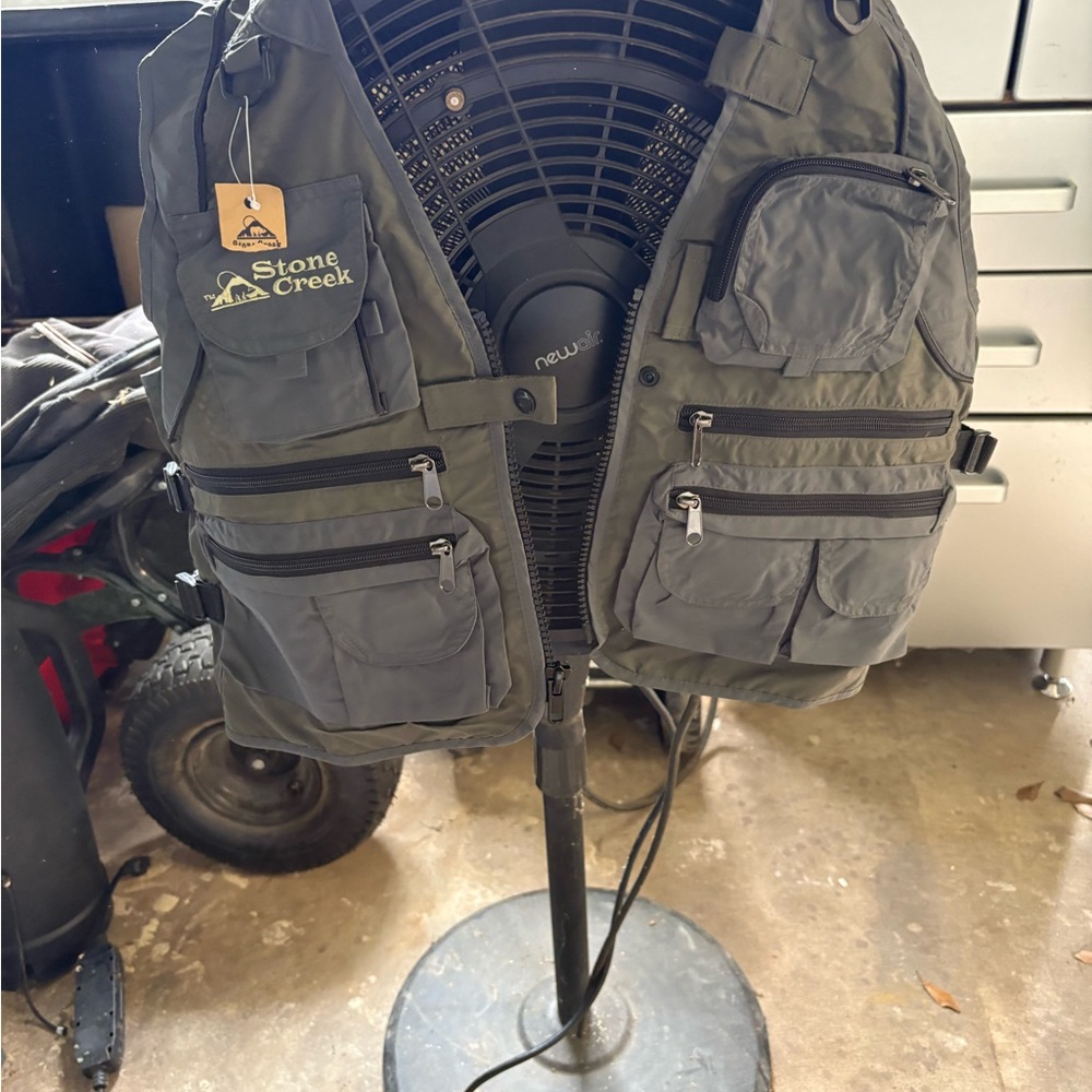 Stone Creek Men's Gray/Green Fishing Vest - Picture 3 of 4